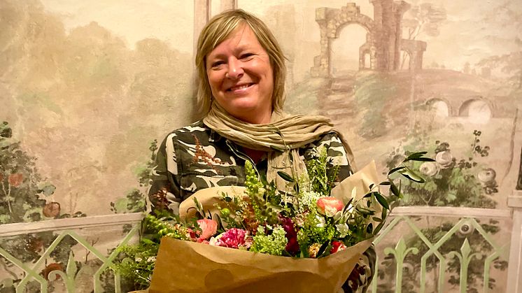 Journalisten Liselotte Fritz tar emot stipendiet till Ulla Molins minne 2023 på Katrinetorp landeri i samband med konferensen Publika parker och stadsrum. Foto: Fredrik Jergmo