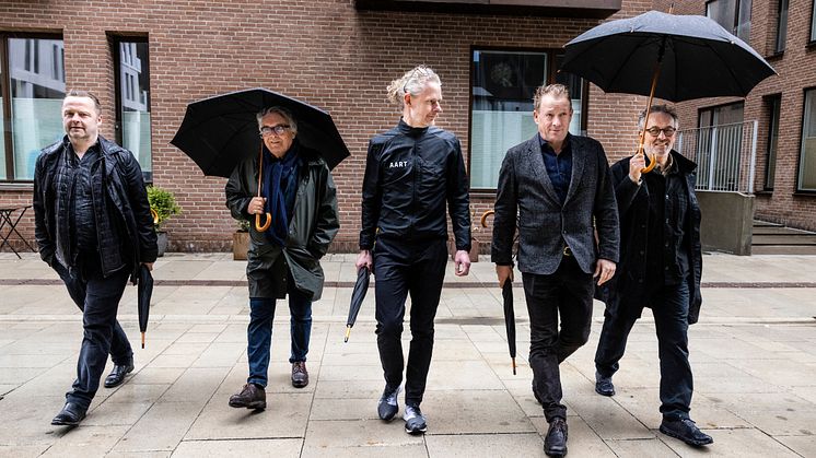 De tre stiftende partnere hos AART sammen med Karsten Nagel og Torben Nagel (med de udslåede paraplyer), der fremadrettet bliver ambassadører for Mangor & Nagel - en del af AART.
