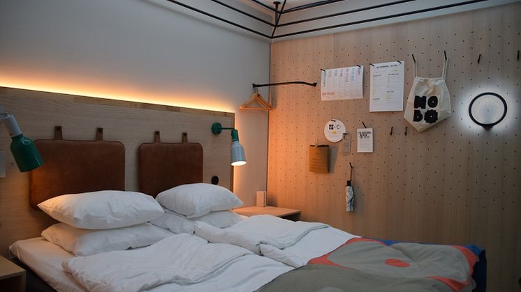 Nu kan Nordic Choice Hotels gäster njuta av ännu bättre upplevelser i fönsterlösa rum tack vare ljud, ljus och ny teknologi. Bilden visar ett hotellrum där "fokus" valts som stämning. Bild: Moum Design.