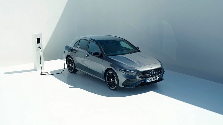 Nu har nya Mercedes-Benz A- och B-Klass som laddhybrider fått svensk säljstart. De kompakta modellerna har en total effekt på hela 218 hästkrafter och en räckvidd på ren el på ca 8 mil. 