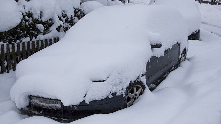 Nedfallande snö och is från verkstadens hustak kan orsaka stora skador