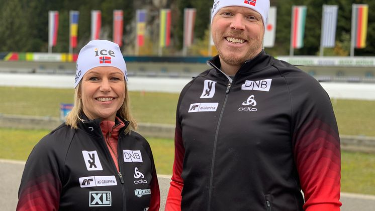Anterselva: Anne Varden, generalsekretær i Norges Skiskytterforbund og Eivind Helgaker, administrerende direktør i ice. Foto: Norges Skiskytterforbund