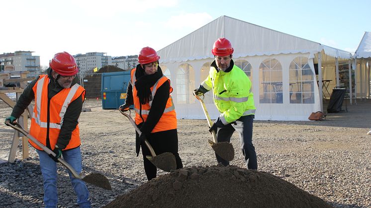 Kommunstyrelsens ordförande Katrin Stjernfeldt Jammeh tar det symboliska första spadtaget tillsammans med Juan-Tadeo Espitia, ordförande gymnasie- och vuxenutbildningsnämnden och Magnus Persson, vice vd Skanska Sverige.