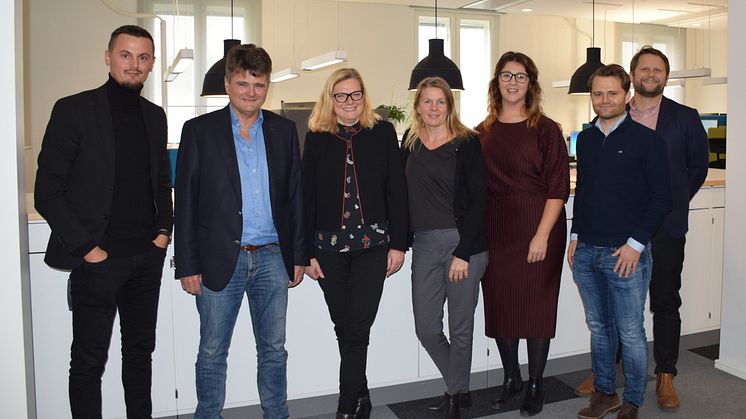 Representanter från Skolfastigheter och ByggDialog efter avtalstecknandet. Foto: Maria Hautaniemi/Skolfastigheter