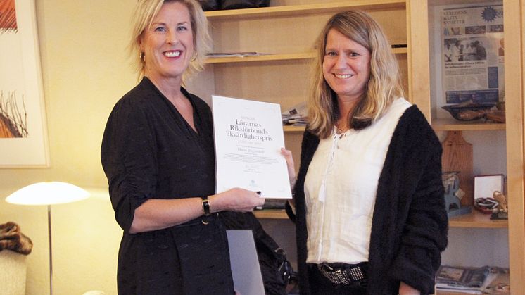 Lärarnas Riksförbunds ordförande Åsa Fahlén överlämnar likvärdighetspriset till pristagare Maria Järgenstedt. Foto: Härryda kommun