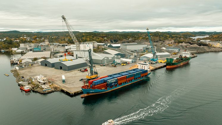 Containerskipet «Thea II» ankom Arendal i går 23. oktober. 
