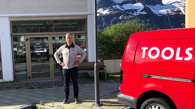 Butikksjef  Lars Kåre Øijord foran inngangspartiet til de nye lokalene i Johs Høegs vei 1 