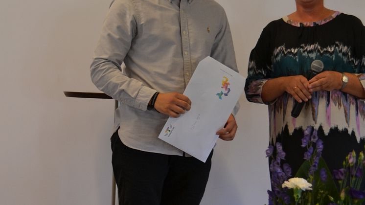 Oliver Sandfeld Jensen modtager Byflous legat, overrakt af rektor Anette Skovlykke Nielsen.