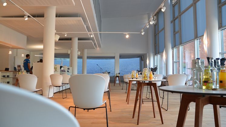 Das Welcome Center Kieler Förde beherbergt die Tourist-Information und ist gleichzeitig ein schöner Tagungsort
