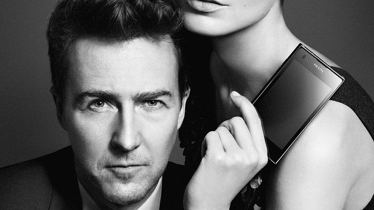 Edward Norton og Daria Werbowy lanserer PRADA Phone by LG 3.0