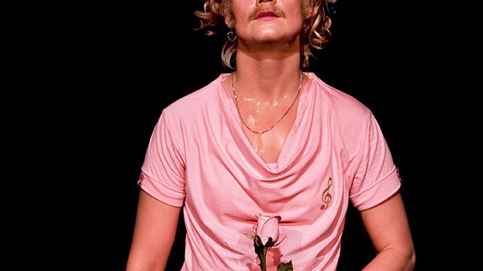 Rosa Löften av Malin Hellkvist Sellén, på bilden Marianne Kjærsund. Fotograf Åse Bengtsson Helin.