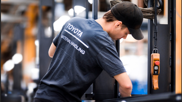 Toyota Material Handling Europe följer EU:s ramverk ESRS i en ny hållbarhetsrapport