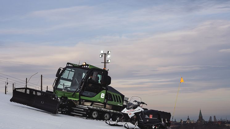Eldriven pistmaskin och snöskoter - Hammarbybacken