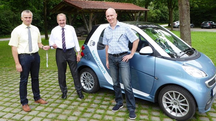 Bürgermeister Hermann Hammerl (Mitte) und der Geschäftsleiter Klaus Burgstaller (rechts) bekamen von Stephan Leibl vom Bayernwerk die Schlüssel für den E-Smart.