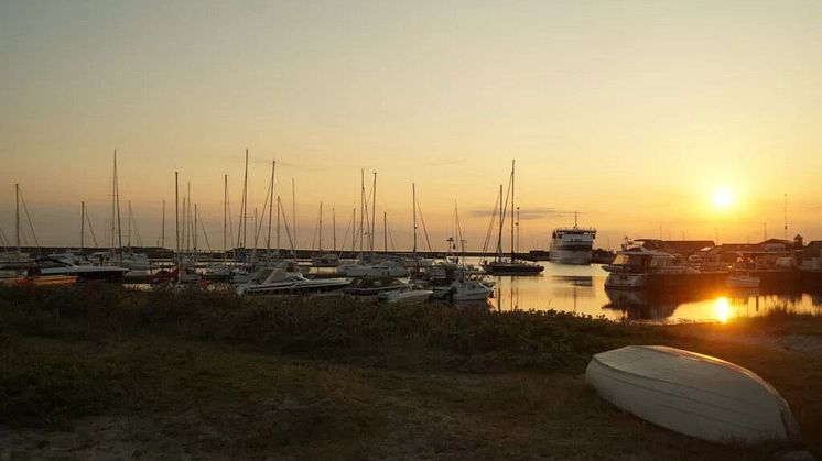 Udsigten over en stille aften på lystbådshavnen
