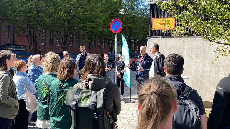 Tobias Nilsson, fastighets- och gatudirektör och Almir Hodzic, Parkering Malmös VD inviger Mobilitetshuset Anna den 2 maj, 2024.