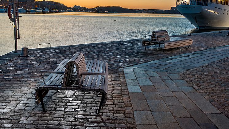 Riddarholmen bänk, design Andersson & Jönsson Arkitekter för Nola. 
