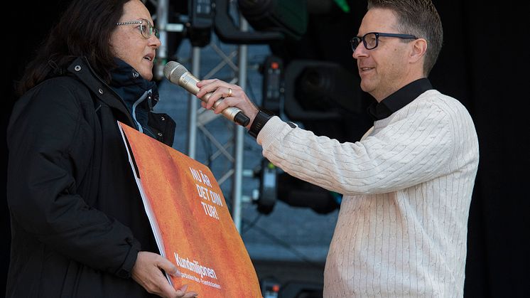 Minna Ojala under utdelningen i Kiruna, intervjuas av kontorschef Jörgen Svonni