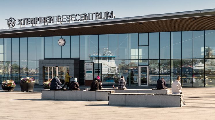 Resenärer håller avstånd på Stenpirens hållplats, Göteborg.
