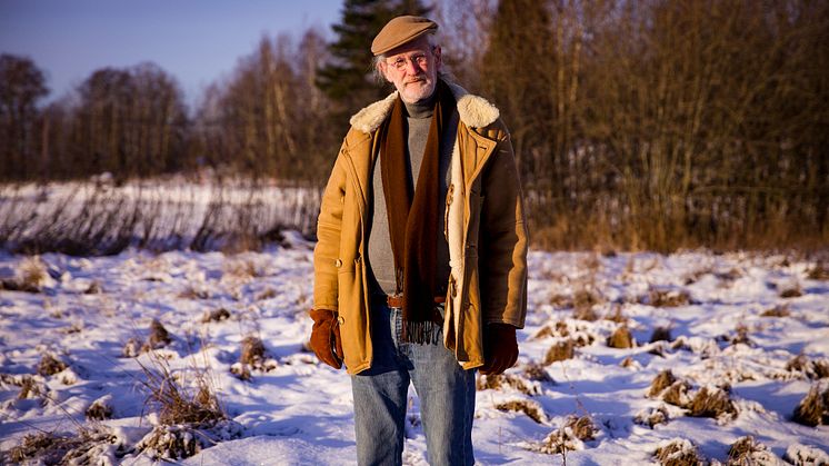 Ola Hjelm vid tomten i Norrtälje. Foto: Rikard Samuelsson, Centrum för rättvisa