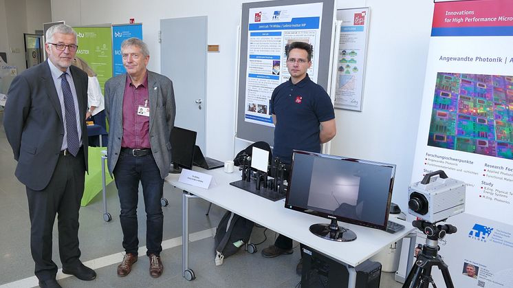 IHP-Geschäftsführer Prof. Dr. Bernd Tillack am TH-Stand mit Prof. Dr. Sigurd Schrader (Mitte) und Student Christian Breiler. © FG Photonik