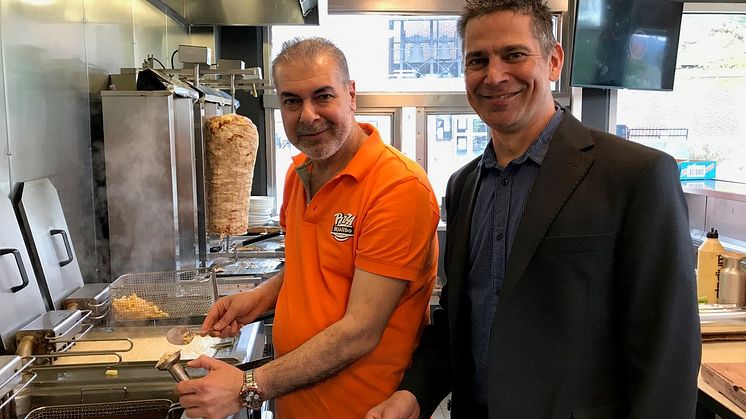 Mohamed Elnel och Svante Lahti förbereder inför världsrekordförsöket i Hjällbo, lördag 18 maj.