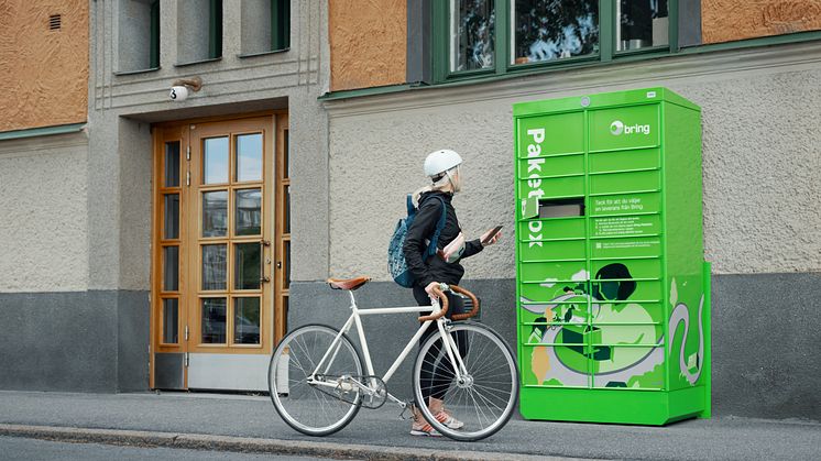 Bring placerar ut paketboxar utanför Wåhlins fastigheter.