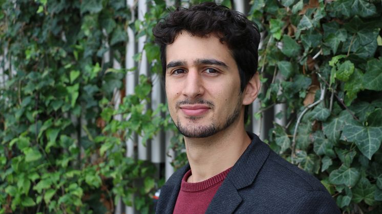 Genom datorsimuleringar har Claudio Nigro undersökt olika faktorer som kan påverka hållfastheten hos en metall med en svaghet och som utsätts för belastning och kontakt med väte.
