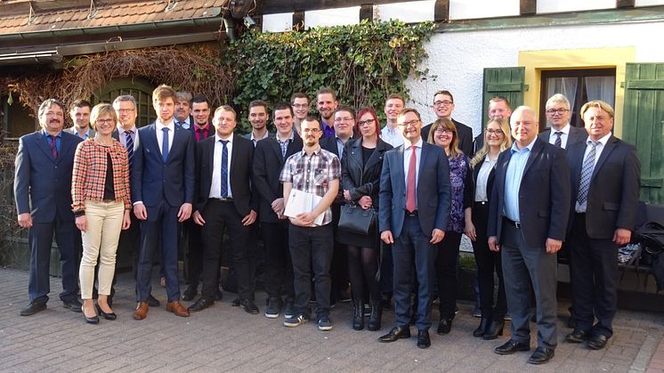 Topnoten für 14 Bayernwerk-Azubis aus Oberfranken: Es gratulierten Bayernwerk-Vorstandsvorsitzender Gotzel (8. v. r.), Gesamtausbildungsleiterin Rubenbauer (3. v. l.) und Ausbildungsleiter für Ober- und Unterfranken Rosenberger (4. v. l.).