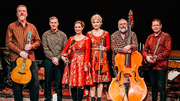Bandet bakom Västanå Jul - Roger Tallroth, Niklas Bertilsson, Sophia Stinnerbom, Anna Karlsson, Sebastièn Dubé och Magnus Stinnerbom. Anders "Moneybrother" Wendin saknas på bilden.