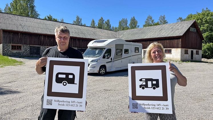 Axmar Bryggas ägare Yngve Persson hälsar husvagnar välkomna till Axmar bruk tillsammans med husbilsentusiasten Ingela Gustafson.