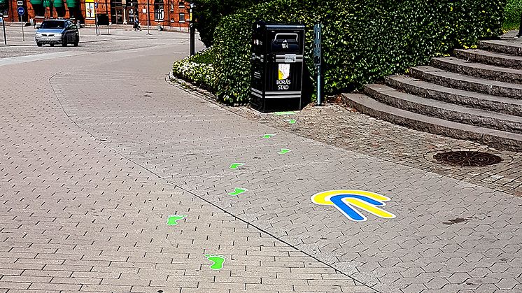 Så kallad nudging i form av gröna fotspår gör det lätt att hitta papperskorgen. Foto: Mikael Barsk