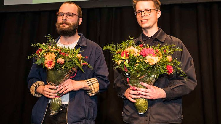 “New view on plastics”: Magnus Huss, association director at IKEM – Innovations och kemiindustrierna, presented the prize ”New view on plastics” to architecture students Tobias Jansson and Oscar Forsman, Umeå Arkitekthögskola (Umeå Architect College)