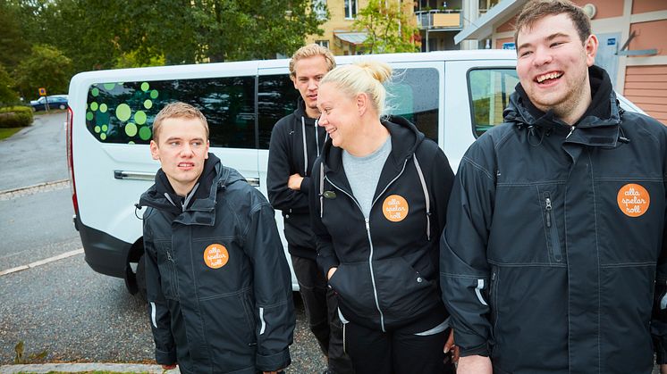 Arbetshandledare Lena Hildingsson tillsammans med några av deltagarna i Alla spelar roll.