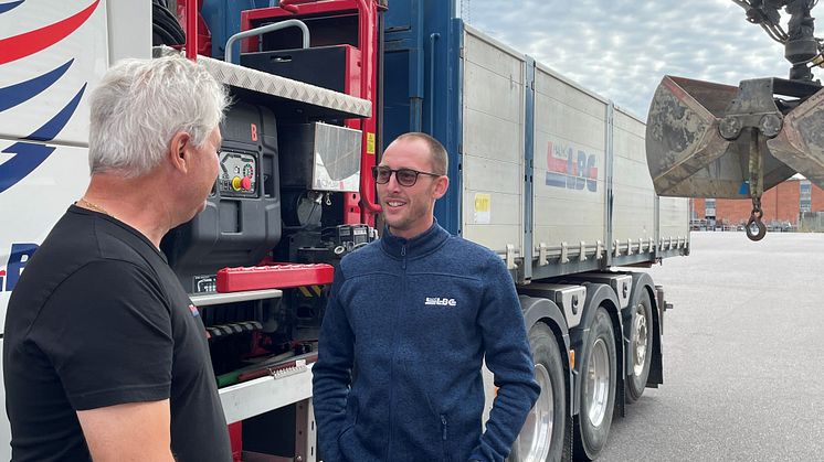 Tobias i samspråk med en av Malmö LBCs Kranbilshjältar.