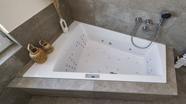 repabad-objekt-wohlfuehlbad-whirlpool-badewanne.jpg