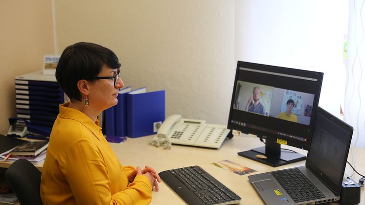Kathrin Rühl berät Interessentinnen und Interessenten an der Diakonenausbildung per Videokonferenz.