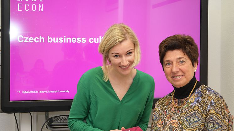 Frau Professor Sylva Záková Talpová von der Masaryk University in Brünn (links) mit Frau Prof. Sanchez-Bengoa von der HdWM (rechts) nach der Vorlesung zum Thema Business Culture.