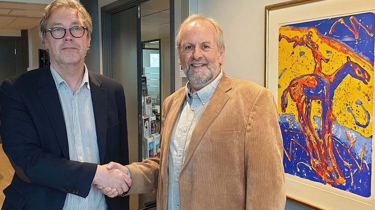 ENIGHET: Spekters forhandlingsleder Bjørn Skrattegård (til venstre) og leder av Akademikerne helse Rune Frøyland signerte i dag enighetsprotokoll for mellomoppgjøret 2019 for sykehusene. Foto: Akademikerne