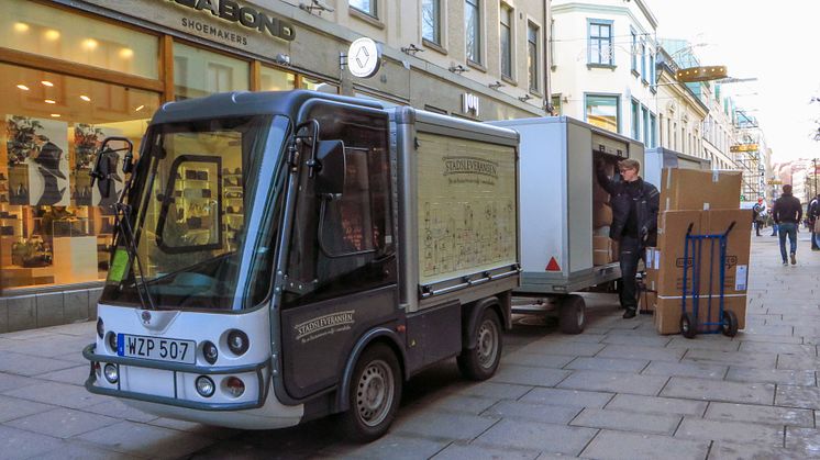 Stadsleveransen på plats på Kungsgatan mitt i Göteborg. De elektriska dragbilarna har två paketvagnar på släp. Bild: Göteborgs Stad
