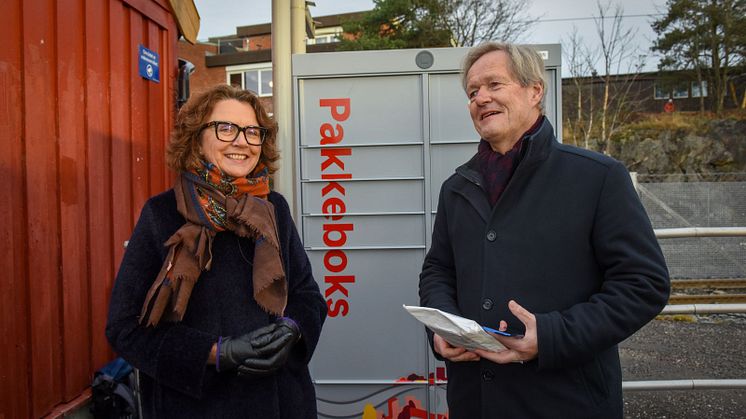 Konsernsjef i Sporveien Cato Hellesjø og konserndirektør Tone Wille i Posten på Sportsplassen trikkeholdeplass hvor den første utleveringsboksen står