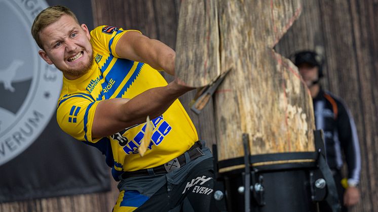 Svenske Emil Hansson, 22, vann Nordiska Mästerskapen i TIMBERSPORTS® 2023, efter ett dramatiskt avgörande i finalgrenen. Foto: STIHL TIMBERSPORTS®.