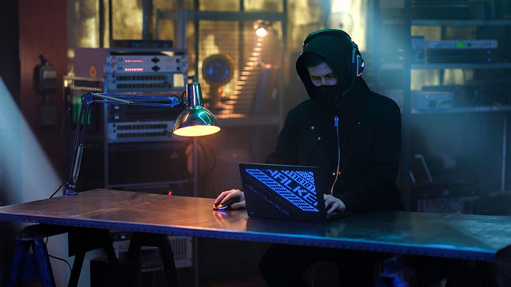 2_ROG_Zephyrus_G14_AW_1.jpg
