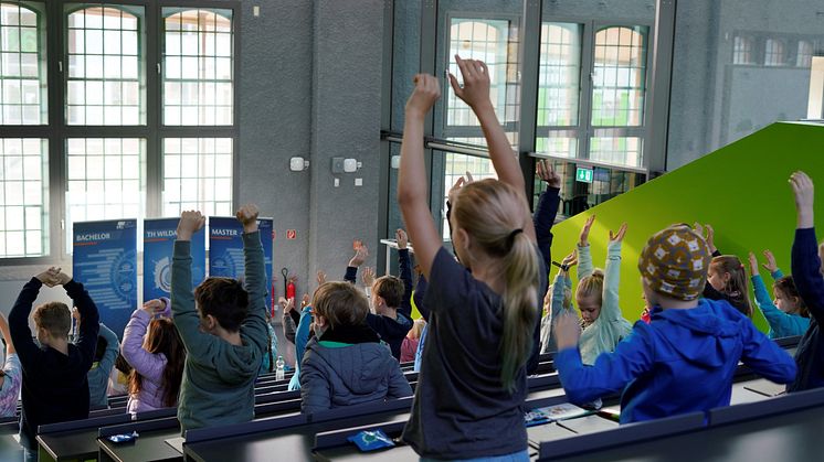 Schülerinnen und Schüler bei der Kinderuniversität 2022 im Audimax der TH Wildau. (Bild: TH Wildau)
