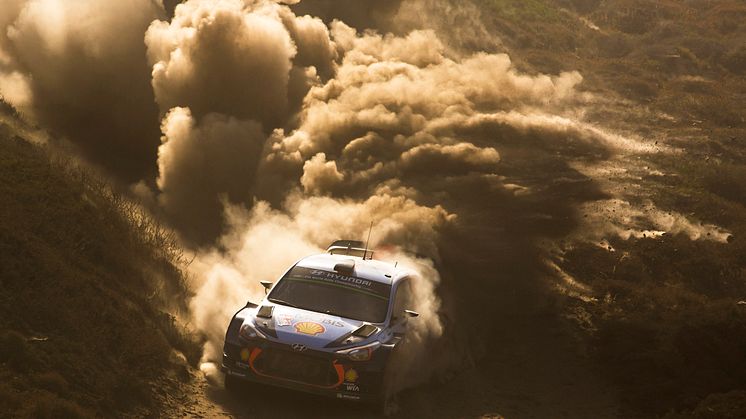 Hyundai Motorsport tar tredjeplatsen i Rally Italia Sardegna.