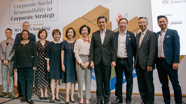 Mr Chan Chun Sing, Minister for Trade and Industry, Mr Liam Wee Sin, UOL Group Chief Executive, Mr Cheo Peng Sum, PPHG Chief Executive Officer, together with the group of panellists on stage.