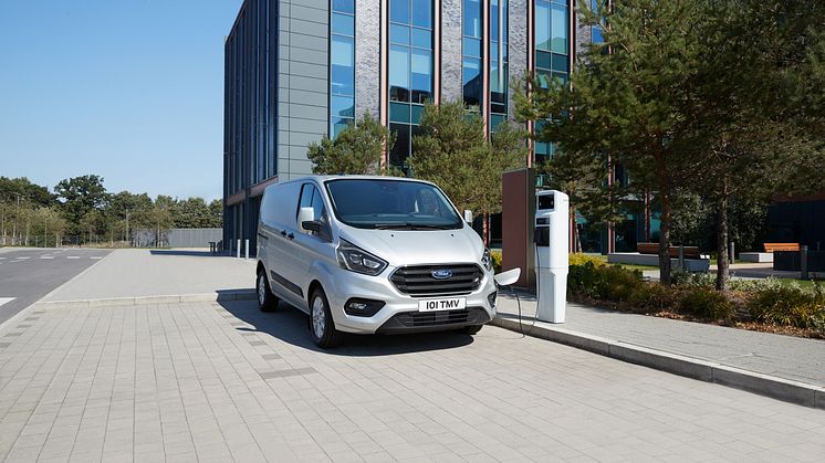 Innovativer Hybrid-Antrieb peilt Reichweite von 50 Kilometern im elektrischen Betrieb und 500 Kilometer mit Hilfe des Ford EcoBoost-Dreizylinders als Range Extender an