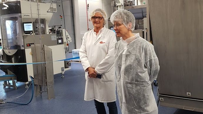 Carina Hanson och Ann-Sofie Hermansson vid invigningen av Estrellas nya produktionslinje 2017.