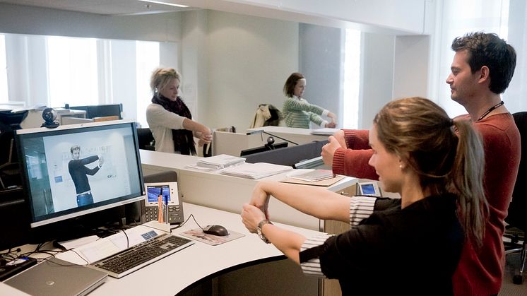 Sitter seg syke på jobben