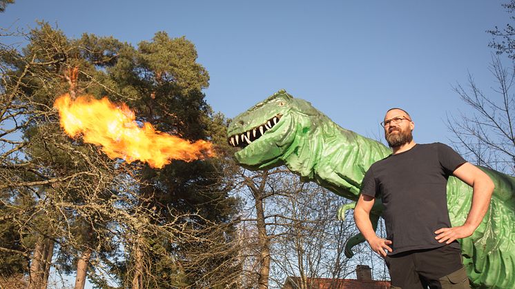 Oskar Magnusson, dinosaurieägare, tillsammans med sin T-Rex som han räddade från en nedstängd nöjespark 2016. Nu tar han över Blocket för att hitta ett nytt hem åt sina dinosaurier.